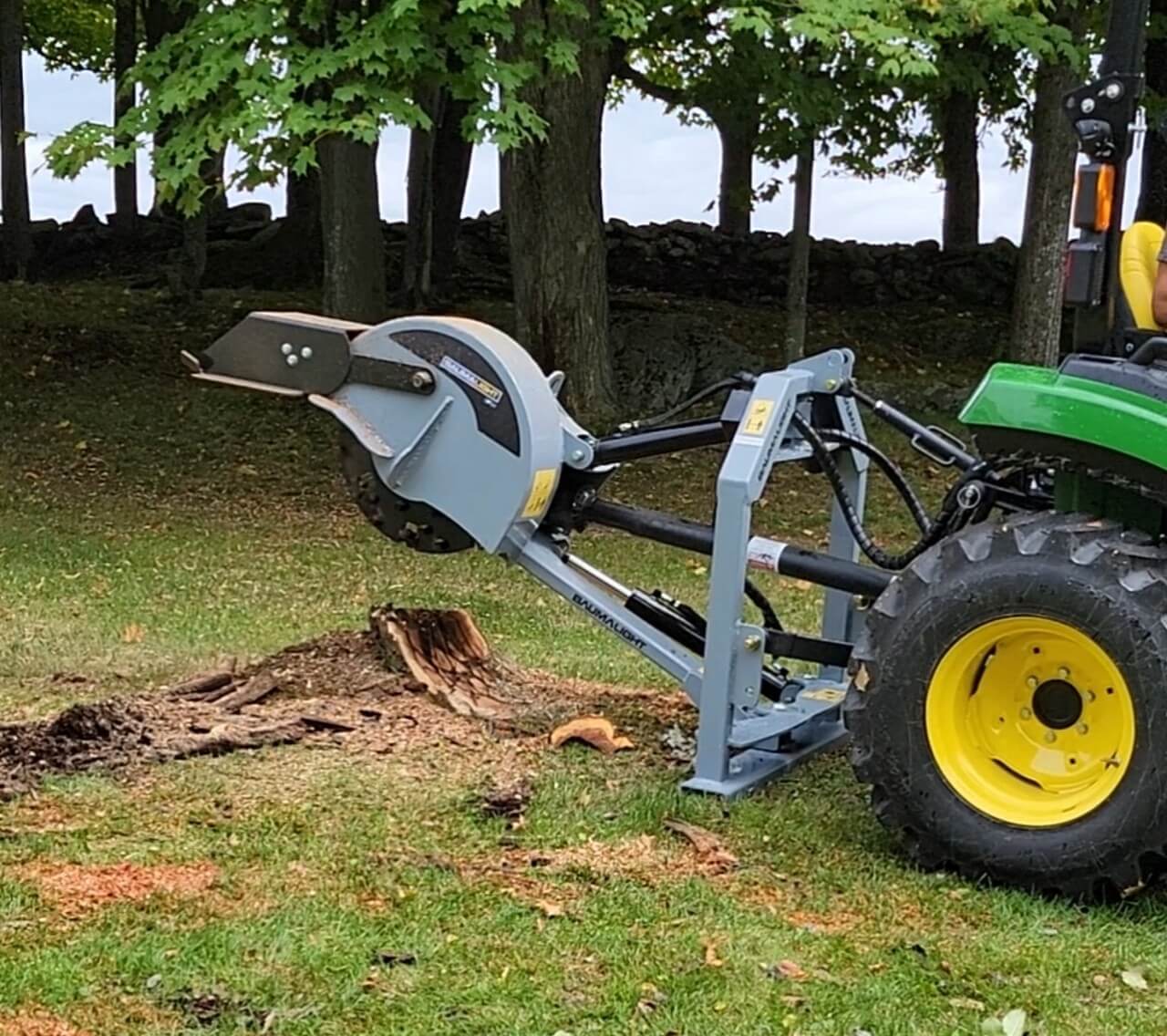 Location sur 3 points - Location tracteur broyeuse souche - essoucheuse